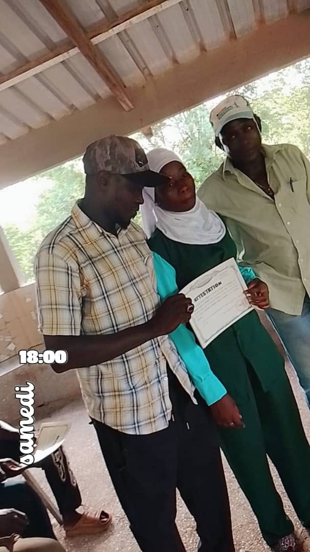 Überreichung der Urkunde (Attestation) zum Abschluss der Ausbildung (rechts im Bild: Ausbilder Jaques) Überreichung der Urkunde (Attestation) zum Abschluss der Ausbildung (rechts im Bild: Ausbilder Jaques)